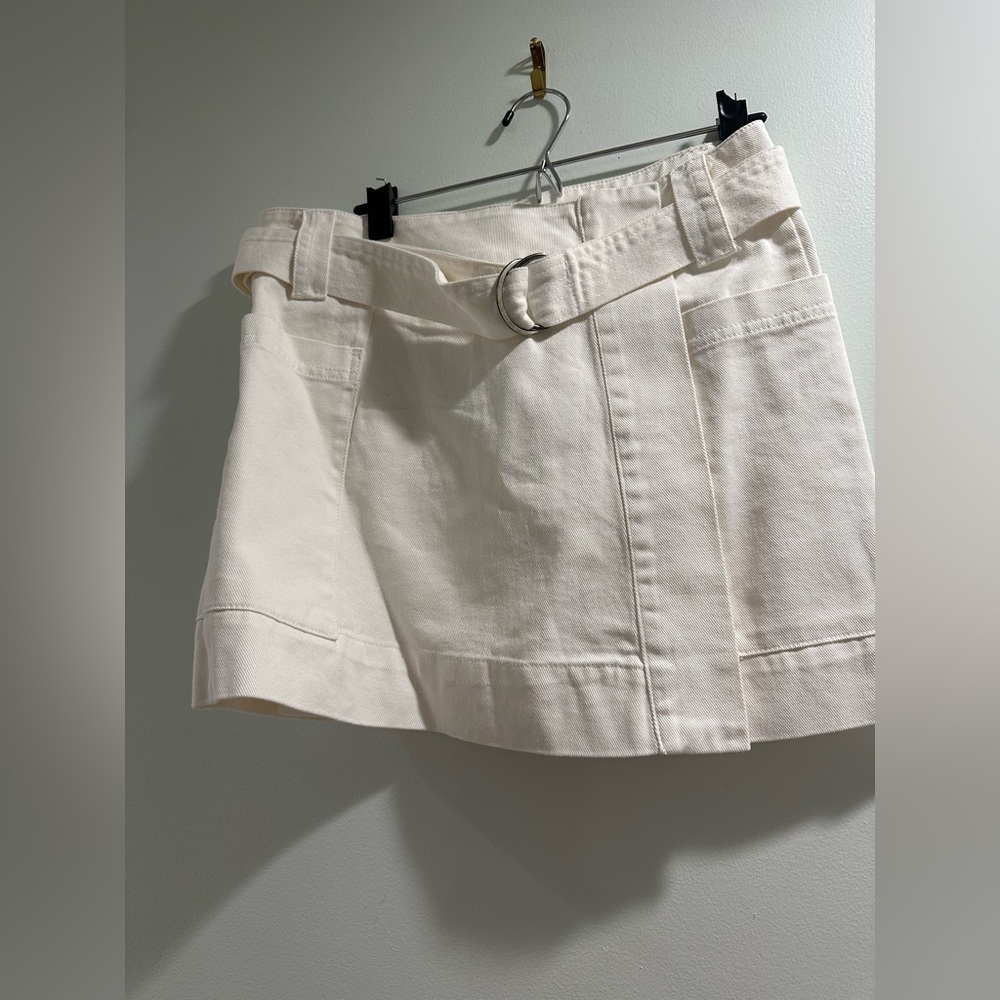 Women’s white cargo mini skirt